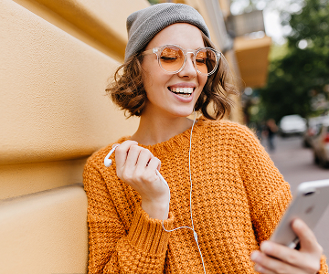short-hair-lady-with-smartphone